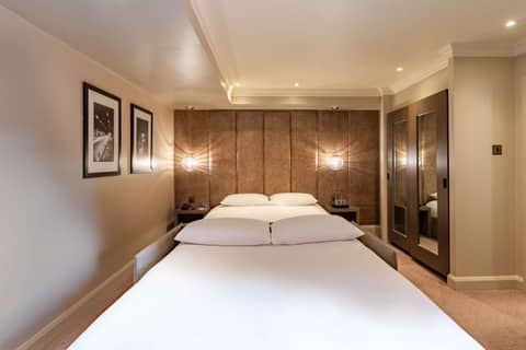 Radisson Blu Hotel, London Bloomsbury — hotel room