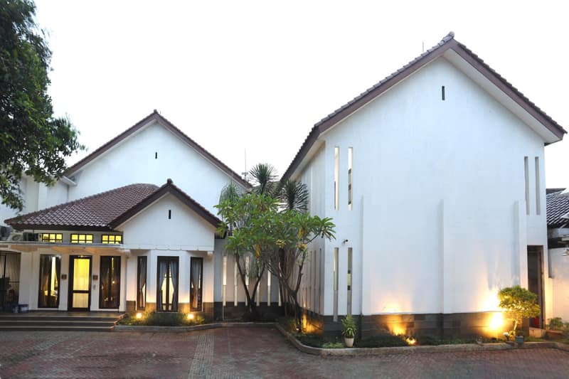 Jambuluwuk Heritage Menteng Suites — building