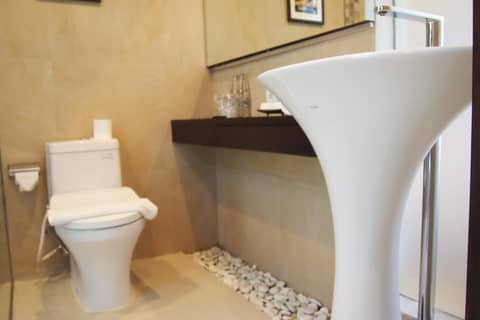 Yulia Village Inn Ubud — bathroom