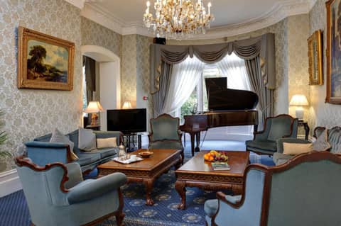 Best Western Swiss Cottage Hotel — hotel reception