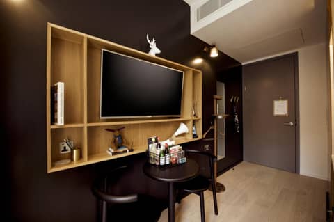 Wilde Aparthotels London Covent Garden — hotel reception