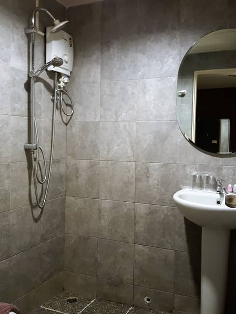 Limburi Hometel — bathroom