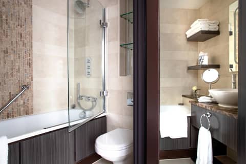 The Lowndes London - A Jumeirah Partner Hotel — bathroom