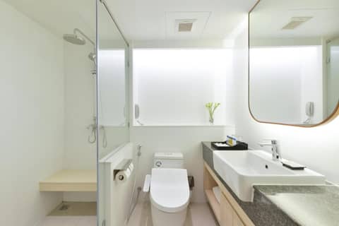 Centre Point Plus Hotel Pratunam — bathroom