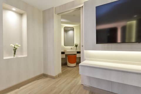 Centre Point Plus Hotel Pratunam — hotel room