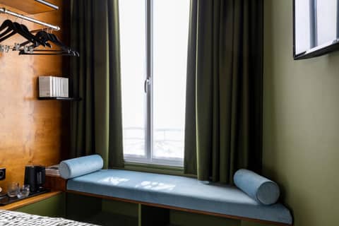 Hôtel La Conversation — hotel room