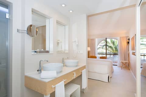 Iberostar Selection Anthelia — bathroom