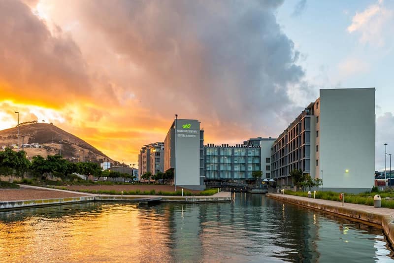 aha Harbour Bridge Hotel & Suites — building