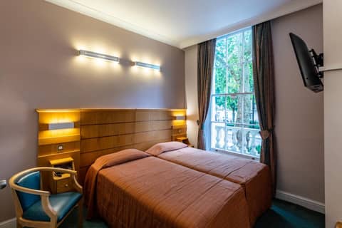 The Nayland Hotel — hotel room