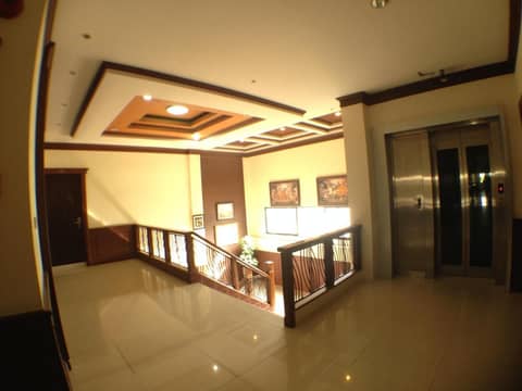 Narawan Hotel, Hua Hin — hotel reception