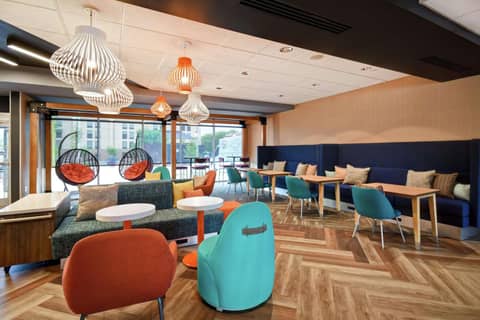 Tru By Hilton Louisville Airport — lounge