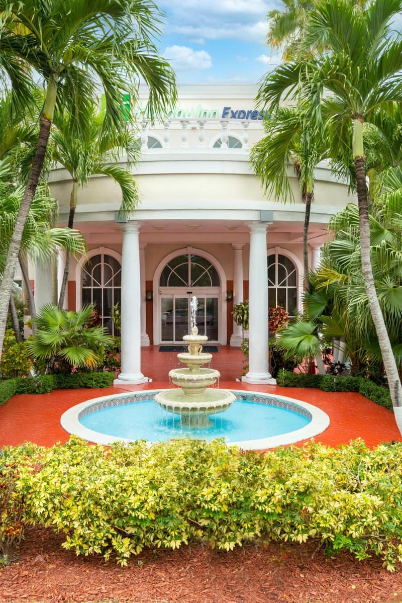 Holiday Inn Express Miami Airport Doral Area by IHG — building