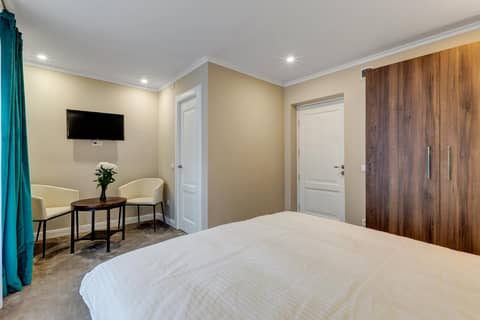 Upstairs Boutique — hotel room