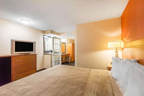 Quality Inn & Suites I-35 near Frost Bank Center — photo 2