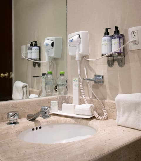 Hotel Plaza Génova Centro — bathroom