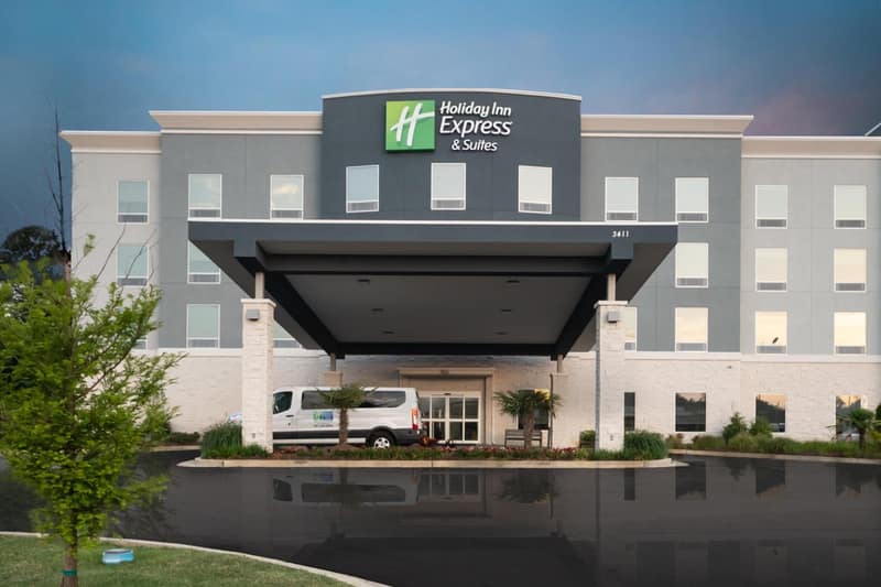Holiday Inn Express & Suites Memphis Arpt Elvis Presley Blv by IHG — building