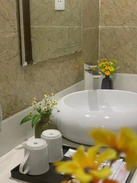 Pariat River Front Hotel — bathroom
