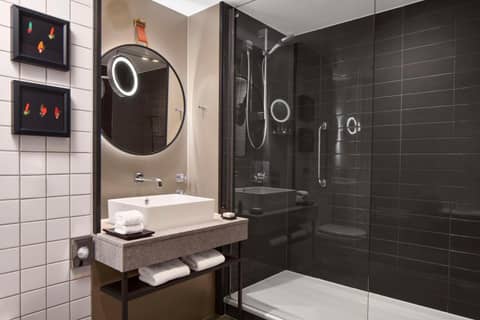 The Trafalgar St James London Curio Collection by Hilton — bathroom