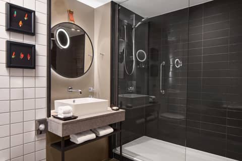 The Trafalgar St James London Curio Collection by Hilton — bathroom