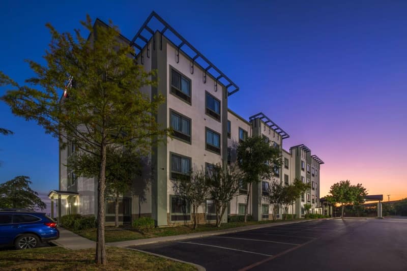 Best Western Plus Lackland Hotel and Suites. — building