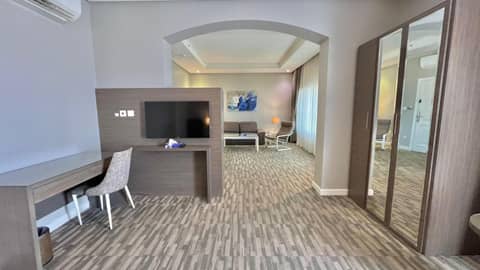 Loren Served Apartments Al corniche - Economic — hotel room