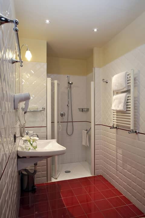 Hotel Pendini — bathroom