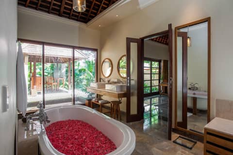 Komaneka at Monkey Forest Ubud — bathroom
