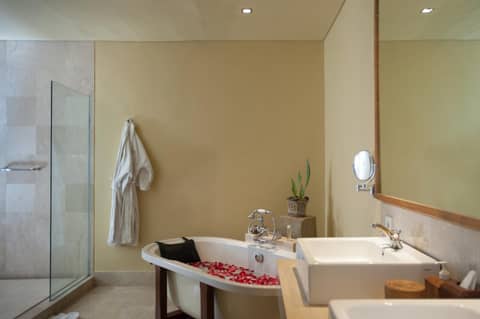 Komaneka at Monkey Forest Ubud — bathroom
