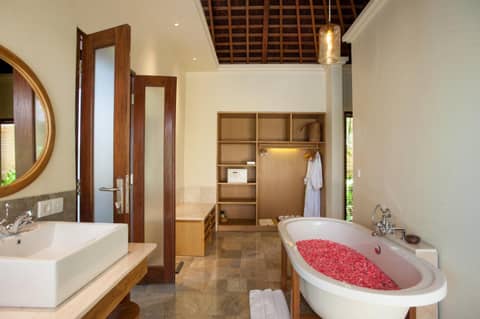 Komaneka at Monkey Forest Ubud — bathroom