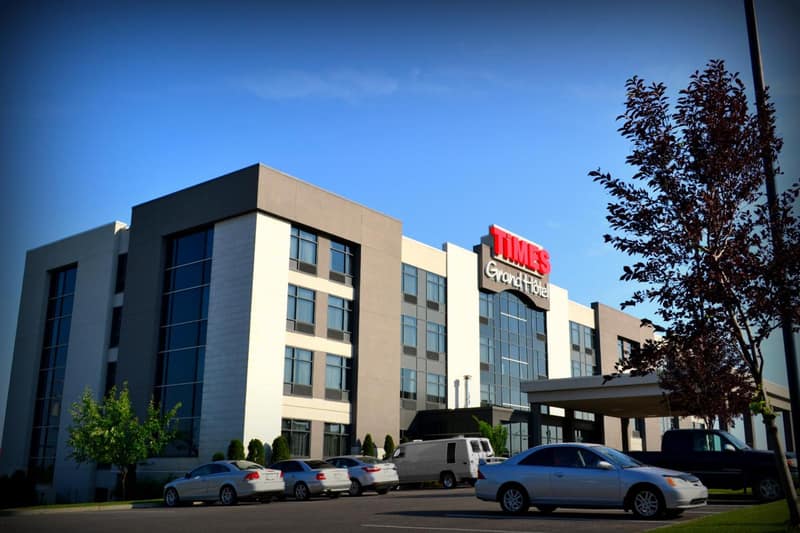 Grand Times Hotel – Aeroport de Quebec — building