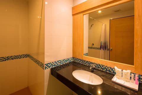 Sungthong Kamala Beach Resort — bathroom