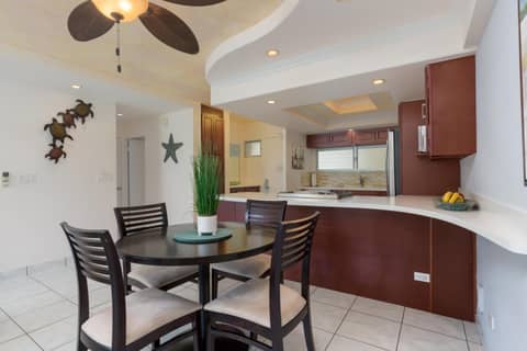 Castle Waikīkī Shore — kitchen