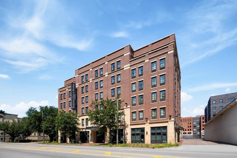 Fairfield Inn & Suites by Marriott Savannah Downtown Historic District — building