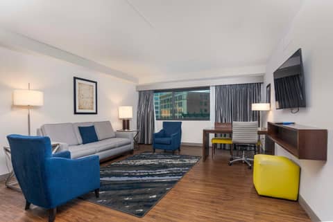 Embassy Suites by Hilton Indianapolis Downtown — photo 6