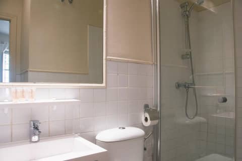 Hostal Callejon del Agua — bathroom