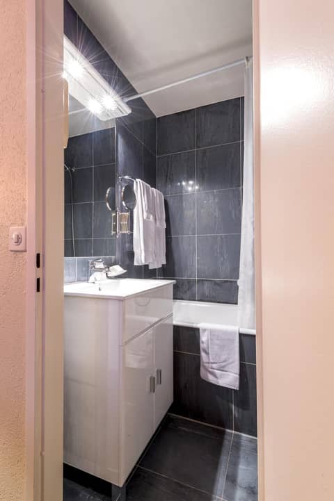 Hotel Diplomate — bathroom