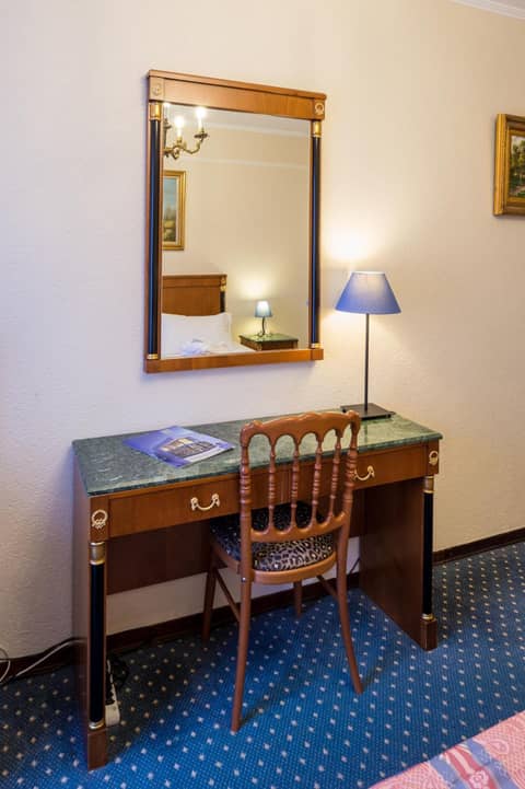 Hotel Diplomate — hotel room