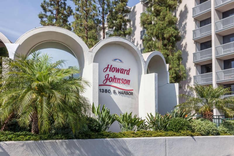 Howard Johnson by Wyndham Anaheim Hotel and Water Playground — building