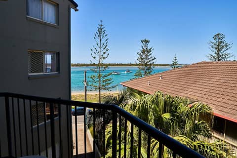 Bayview Beach Holiday Apartments — balance & terrace