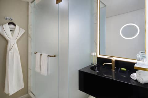 Hotel Washington — bathroom