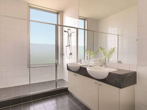 Adina Apartment Hotel Melbourne Flinders Street — bathroom