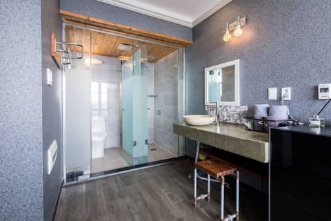 Aqua BEAutique — bathroom