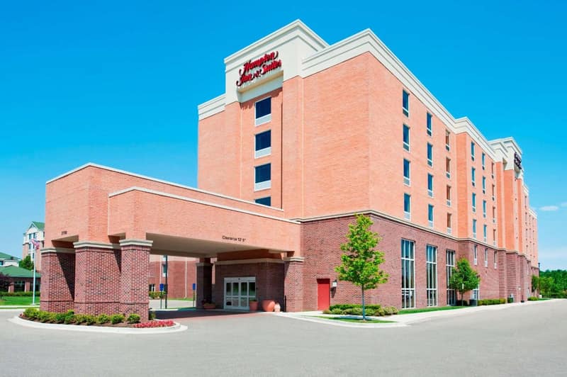 Hampton Inn & Suites Detroit/Airport Romulus — building