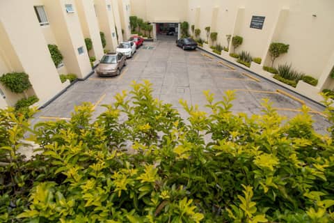 Hotel Emperador centro Guadalajara y Remodelado — parking