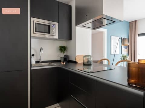 Limehome Sevilla Calle Torcuato Luca de Tena - Digital Access — kitchen