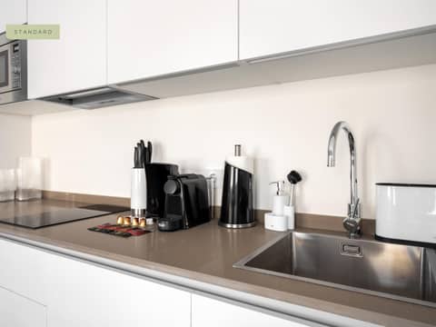 Limehome Sevilla Calle Torcuato Luca de Tena - Digital Access — kitchen