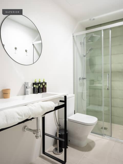 Limehome Sevilla Calle Torcuato Luca de Tena - Digital Access — bathroom