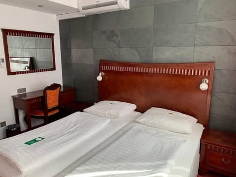 Hotel Attaché — hotel room
