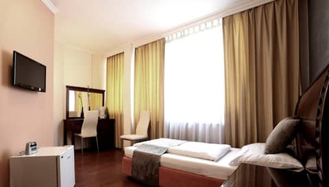 Hotel Attaché — hotel room
