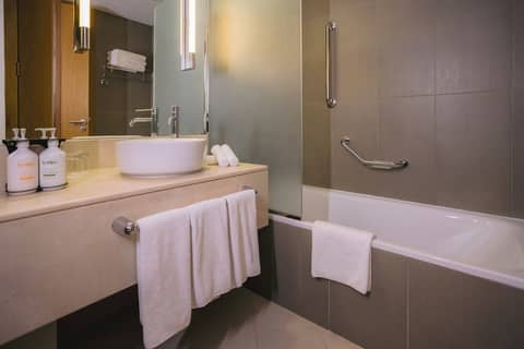 Holiday Inn Abu Dhabi by IHG — bathroom